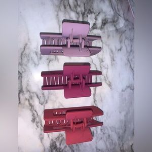 3 smaller sized claw clips